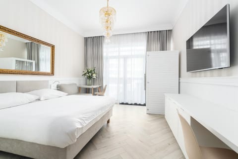 Communal lounge/ TV room, Bed, TV and multimedia, Photo of the whole room, Evening entertainment, Bedroom, hair dresser, wardrobe