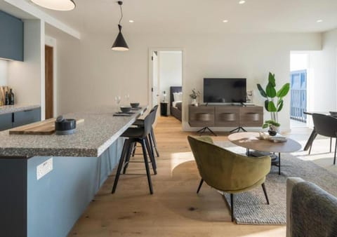 TV and multimedia, Kitchen or kitchenette, Living room, Seating area, Dining area