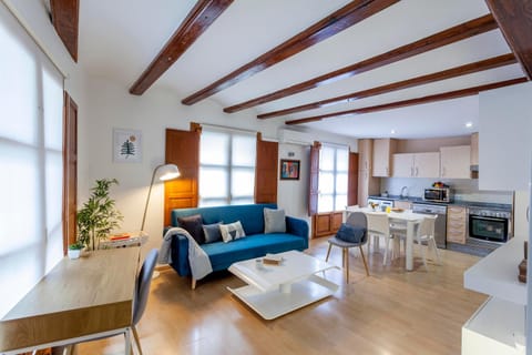 Kitchen or kitchenette, Living room, Seating area, Dining area