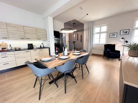 Kitchen or kitchenette, Seating area, Dining area