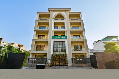 Property building, Facade/entrance, Day