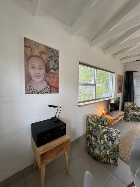 TV and multimedia, Seating area, safe