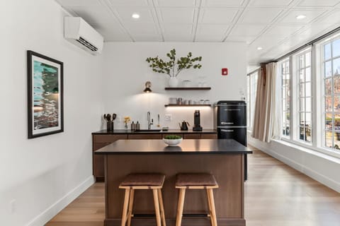 Kitchen or kitchenette, Seating area, Dining area