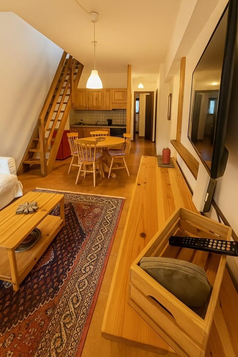 Communal lounge/ TV room, TV and multimedia, Kitchen or kitchenette, Living room, Seating area, Dining area, Evening entertainment