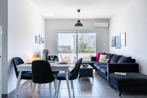 Living room, Seating area, Dining area, air conditioner