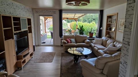 Communal lounge/ TV room, TV and multimedia, Living room, Evening entertainment