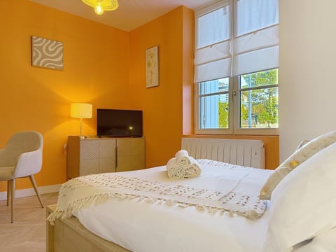 Property building, Bed, Photo of the whole room, Bedroom