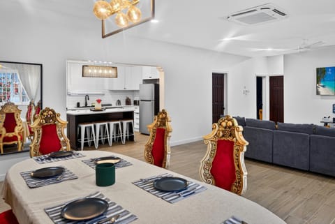 Communal lounge/ TV room, TV and multimedia, Living room, Seating area, Dining area