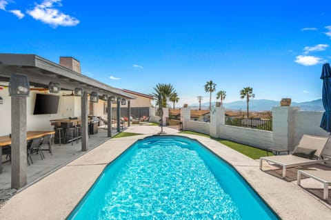 Mountain View Oasis - Private Pool, Game Room & Fire Pit Overlooking Coachella Valley House in Desert Hot Springs