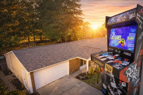 4 Bed Ranch-Fire Pit-Pet & Kid Friendly-King Bed-Arcade House in Gahanna