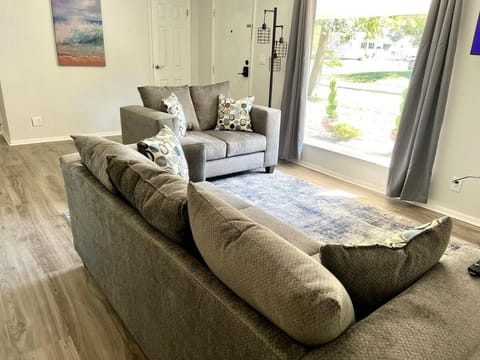 4 Bed Ranch-Fire Pit-Pet & Kid Friendly-King Bed-Arcade House in Gahanna