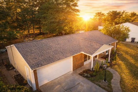 4 Bed Ranch-Fire Pit-Pet & Kid Friendly-King Bed-Arcade House in Gahanna