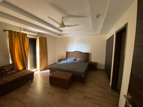 Bed, TV and multimedia, Living room, Photo of the whole room, Seating area, Bedroom