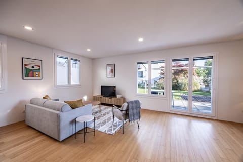 TV and multimedia, Living room, Seating area, furniture