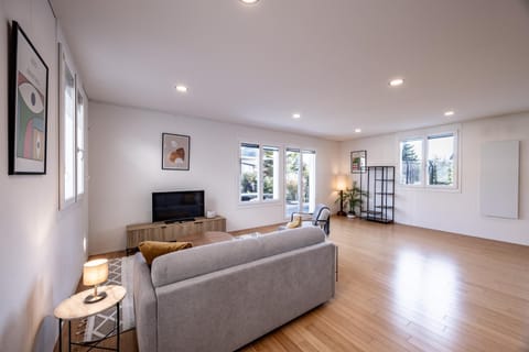 TV and multimedia, Living room, Seating area, furniture