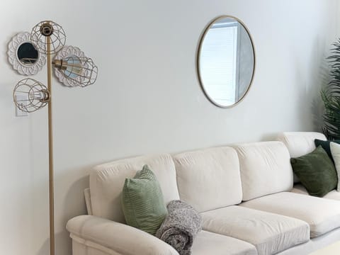 Bright and chic home with a cozy touch Apartment in Windsor