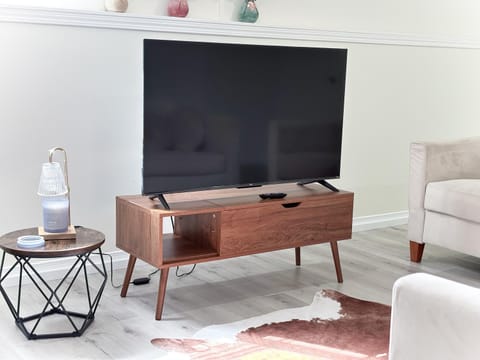 Bright and chic home with a cozy touch Apartment in Windsor