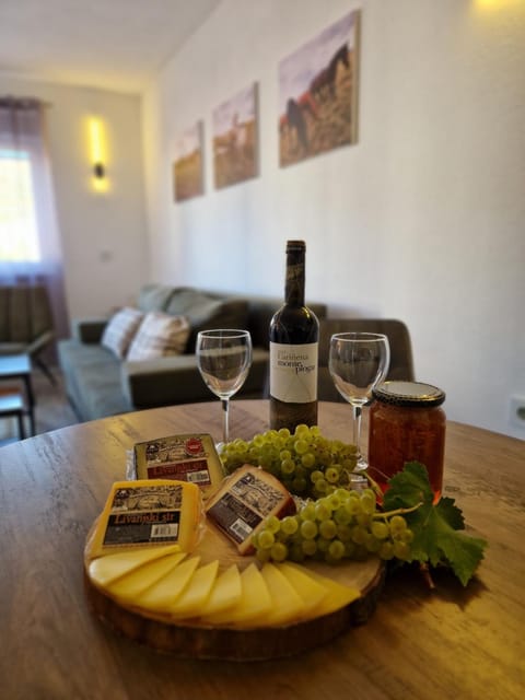 Living room, Food and drinks, Seating area, Dining area, Food, Drinks, Alcoholic drinks