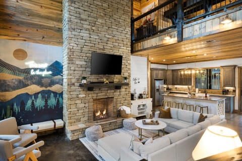 Waterside Retreat Hot Tub Kayaks EV Charger House in Broken Bow