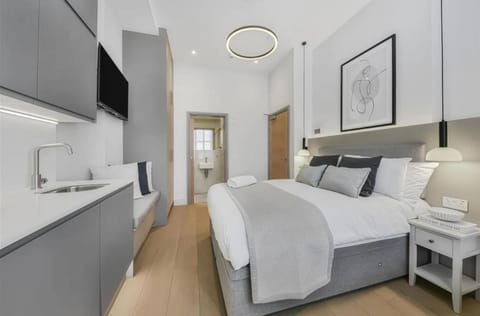 Bed, TV and multimedia, Kitchen or kitchenette, Bedroom, towels