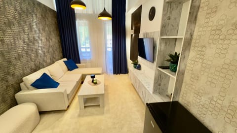 Communal lounge/ TV room, TV and multimedia, Living room, Seating area, Evening entertainment
