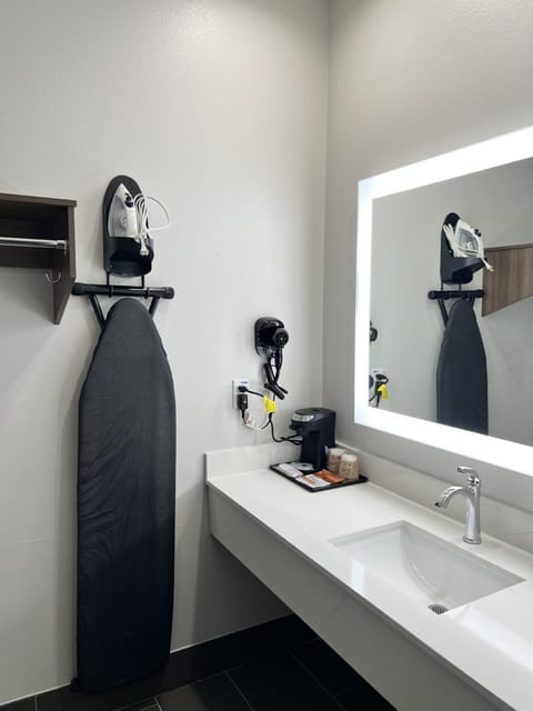 Bathroom, Coffee/tea facilities, flat iron, hair dryier