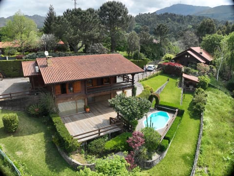 Property building, Natural landscape, Bird's eye view, Garden, Garden view, Mountain view, Pool view, Street view, Swimming pool, Parking