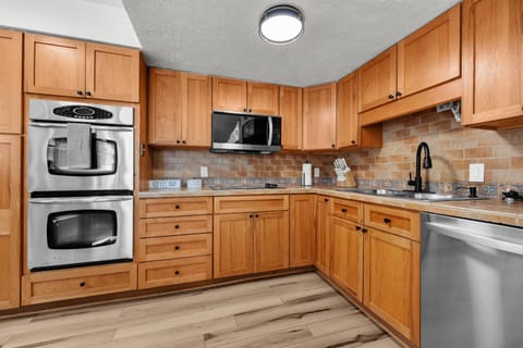 Coffee/tea facilities, Kitchen or kitchenette, dishwasher, oven, stove