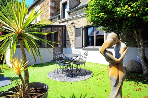 Property building, Garden, Balcony/Terrace