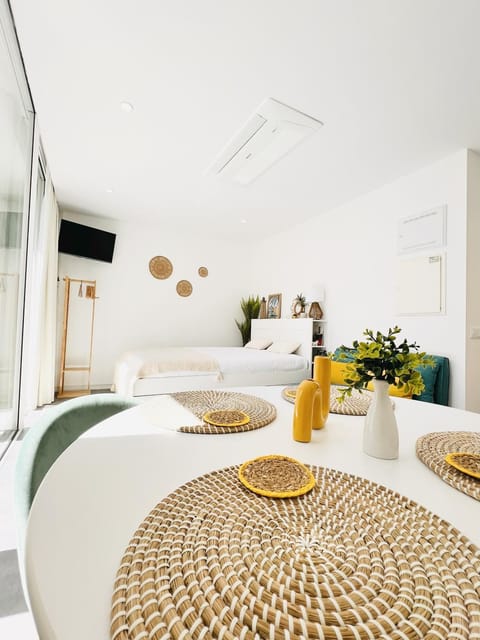 Bed, TV and multimedia, Dining area, Bedroom