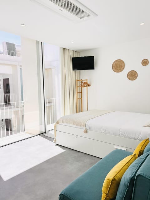 Bed, TV and multimedia