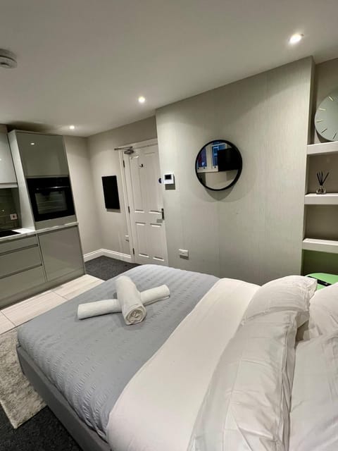 Bed, Bedroom, towels