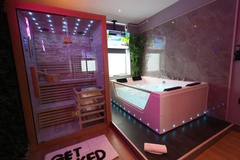 Hot Tub, Sauna