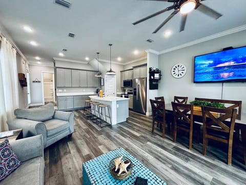 Communal lounge/ TV room, TV and multimedia, Kitchen or kitchenette, Living room, Seating area, Dining area, Evening entertainment