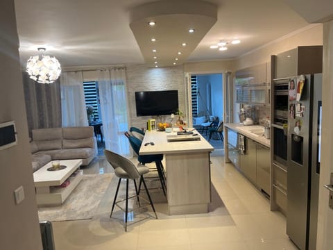 TV and multimedia, Kitchen or kitchenette, Living room