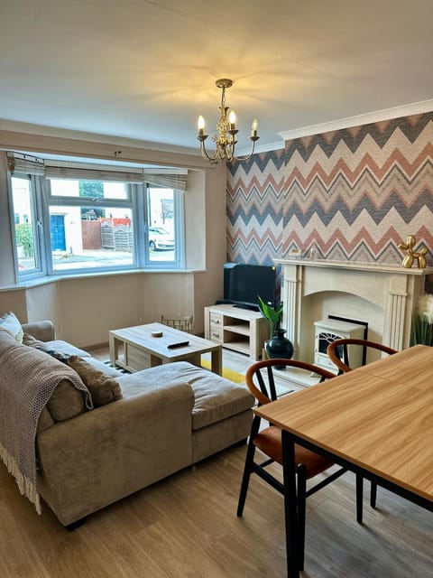 Last Min Staycation, Wolverhampton, 3 BR, Parking House in Wolverhampton