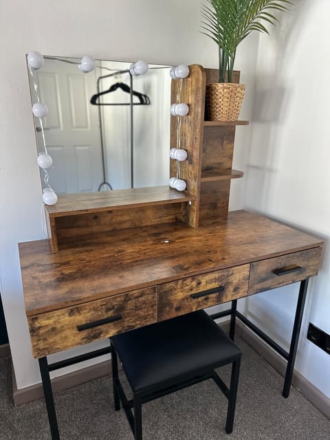 Last Min Staycation, Wolverhampton, 3 BR, Parking House in Wolverhampton