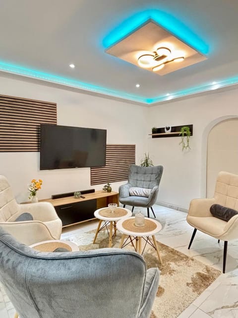 Communal lounge/ TV room, TV and multimedia, Living room, Seating area, Evening entertainment