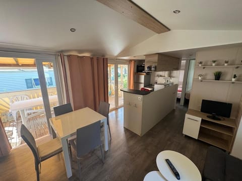 TV and multimedia, Coffee/tea facilities, Kitchen or kitchenette, Living room, Seating area, Dining area, oven, pet friendly, stove