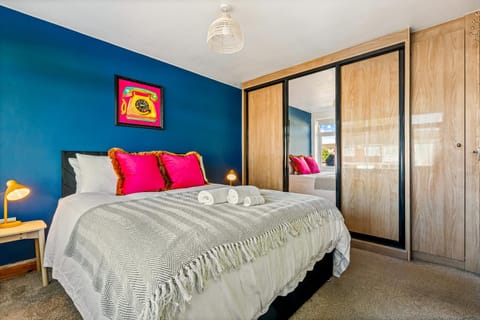 Photo of the whole room, Bedroom, wardrobe