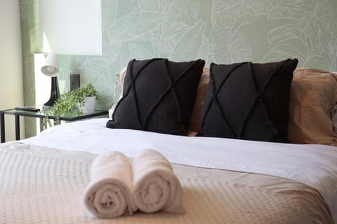 Bed, Bedroom, towels