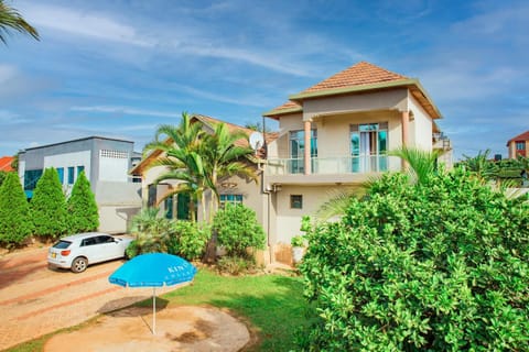 Property building, Day, Garden, Garden view, Parking