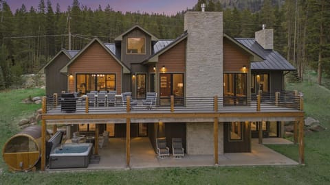 Property building, Natural landscape, Hot Tub, Sauna, Balcony/Terrace, Seating area