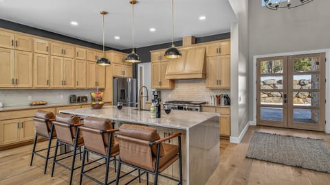 Seating area, Dining area, microwave, kitchen