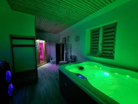 Hot Tub, Sauna