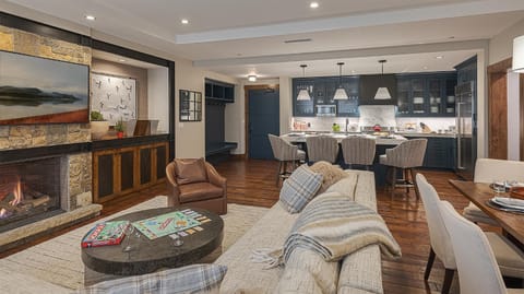 TV and multimedia, Living room, Seating area, fireplace, kitchen