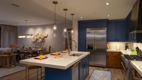 Seating area, Dining area, storage, kitchen