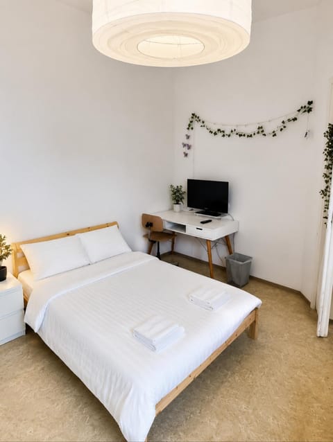 Bed, TV and multimedia, Bedroom