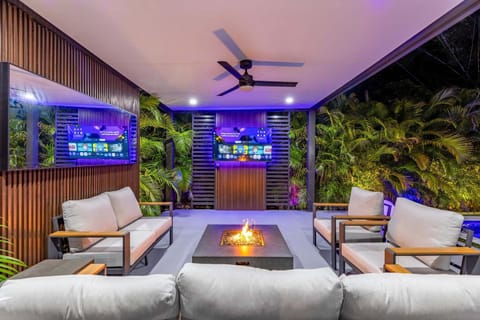 Luxury Villa Solara w Heated Pool Hot Tub BBQ House in Golden Glades