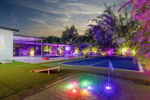 Luxury Villa Solara w Heated Pool Hot Tub BBQ House in Golden Glades